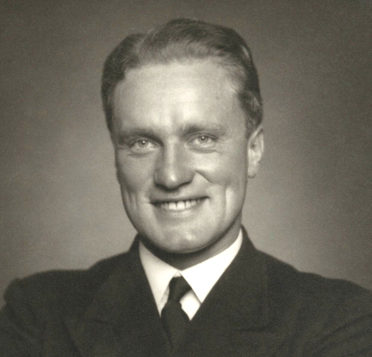 Photo of photos/Norman Donald MacLennan 1920-1993 portrait c1944_crop